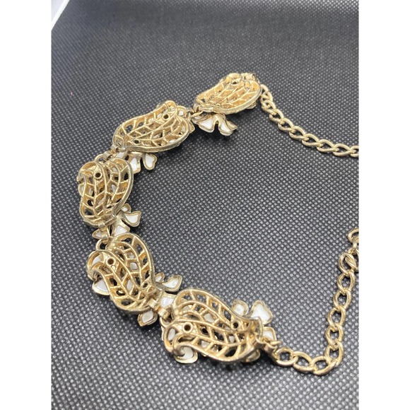 Vintage gold tone & plastic flower necklace - Picture 4 of 4